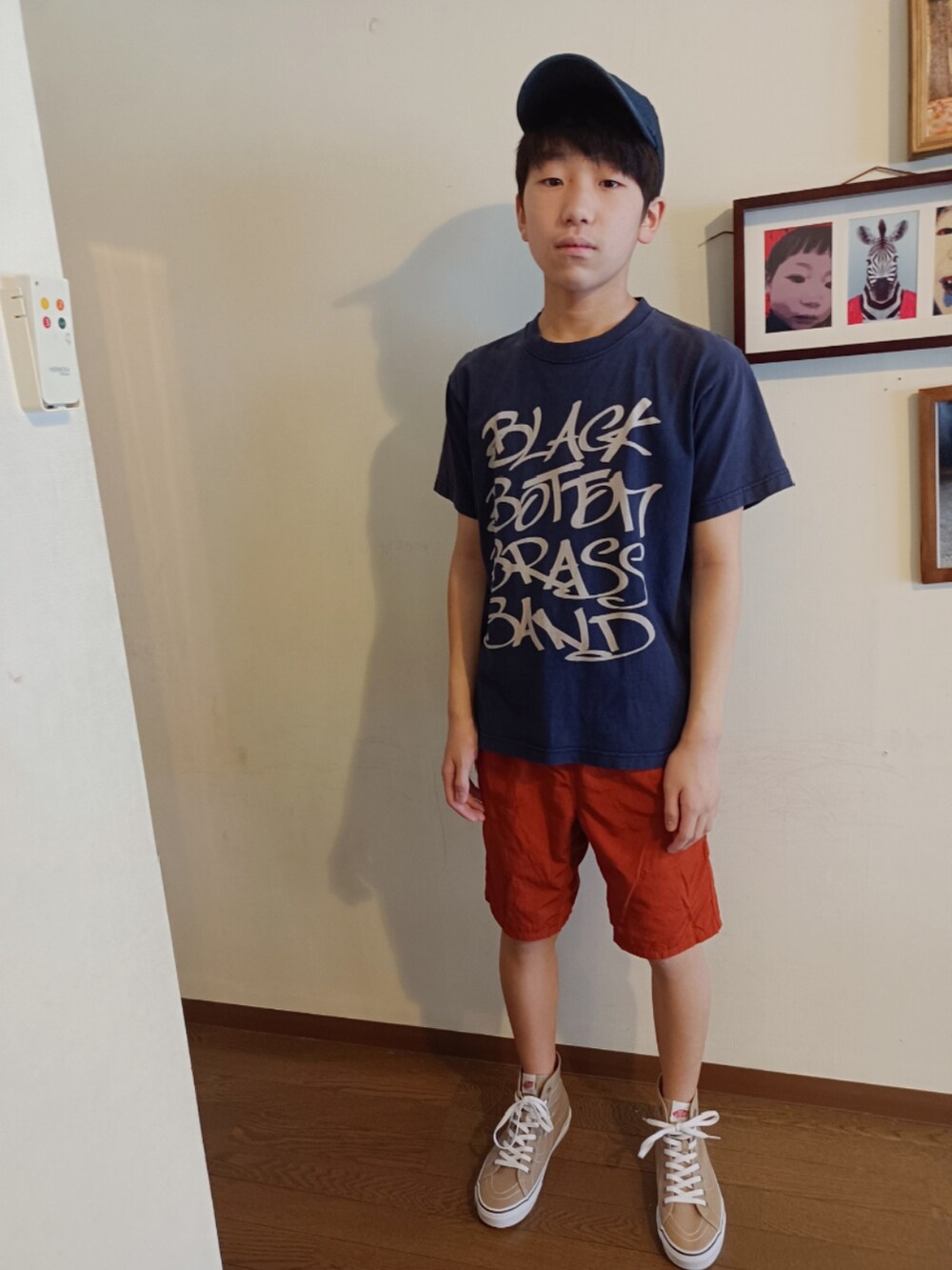 ブルー系のTシャツ/カットソー、オレンジ系のパンツ、ベージュ系のスニーカーを着用したキッズの夏コーディネートの2枚目の写真