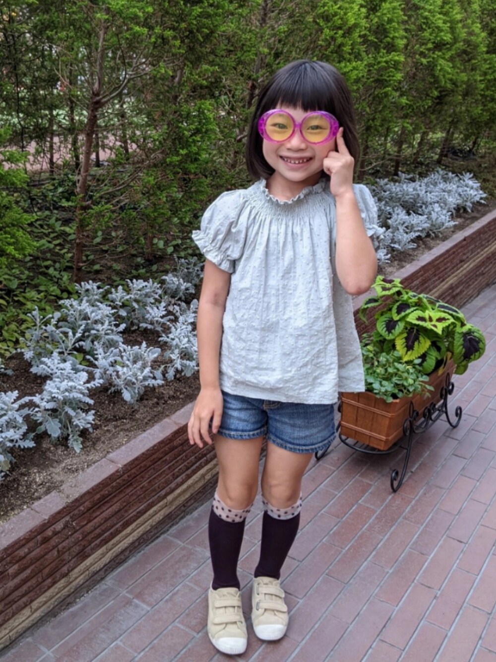 グリーン系のTシャツ/カットソー、ブルー系のデニムパンツ、ベージュ系のスニーカーを着用したキッズの夏コーディネートの2枚目の写真