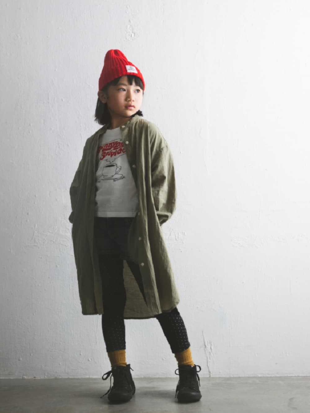 ホワイト系のTシャツ/カットソー、ブルー系のデニムパンツ、グリーン系のシャツワンピースを着用したキッズの夏コーディネートの2枚目の写真