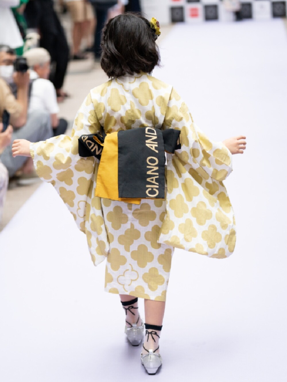 シルバー系のドレスシューズ、グリーン系の浴衣、ブラック系の和装小物を着用したキッズの秋コーディネートの2枚目の写真