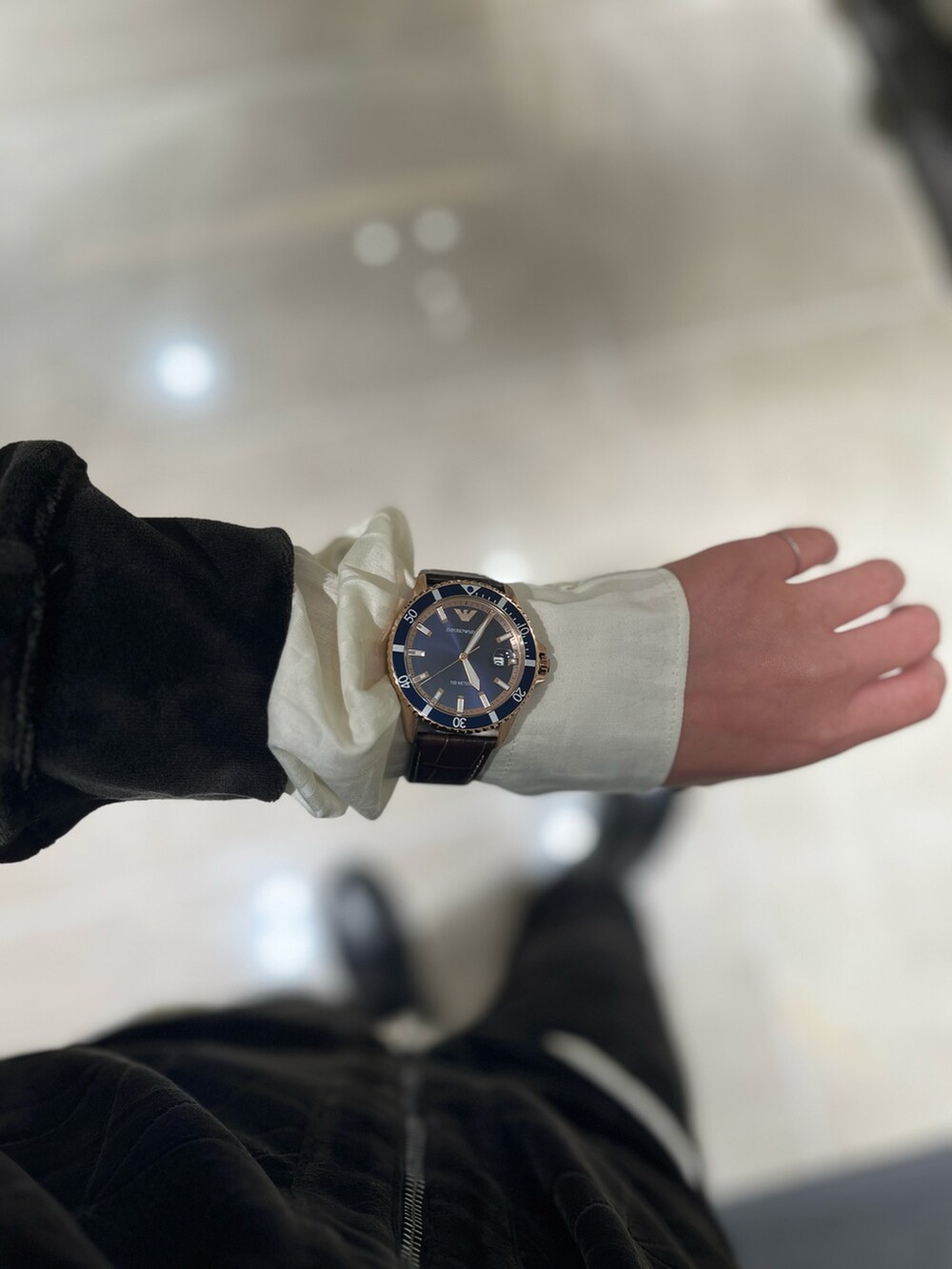 「休日コーデ、秋服準備はじめました、カジュアル、スウェット、ジャージ、セットアップ、カーキ、シャツスタイル、着回しコーデ、160cm、ブーツ、エンポリオアルマーニ、ENPORIO ARMANI、いいね返し、おしゃれさんと繋がりたい」｜「EMPORIO ARMANIのアイテム（シャツ/ブラウス、ホワイト系）」を使った、ROSEさん（レディース・160cm）の秋コーディネートの3枚目の写真