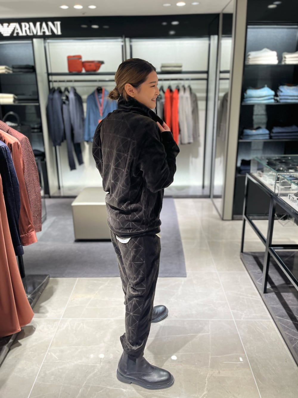 「休日コーデ、秋服準備はじめました、カジュアル、スウェット、ジャージ、セットアップ、カーキ、シャツスタイル、着回しコーデ、160cm、ブーツ、エンポリオアルマーニ、ENPORIO ARMANI、いいね返し、おしゃれさんと繋がりたい」｜「EMPORIO ARMANIのアイテム（シャツ/ブラウス、ホワイト系）」を使った、ROSEさん（レディース・160cm）の秋コーディネートの2枚目の写真