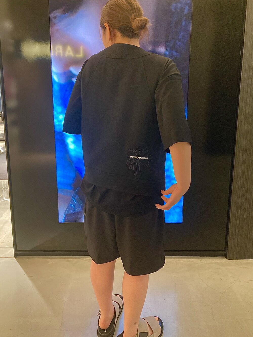 「エンポリオアルマーニ、EMPORIO ARMANI、カーゴパンツ、オールブラック、オーバーサイズ、メンズライク」｜「EMPORIO ARMANIのアイテム（Tシャツ/カットソー、ブラック系）」を使った、ROSEさん（メンズ・160cm）の夏コーディネートの2枚目の写真