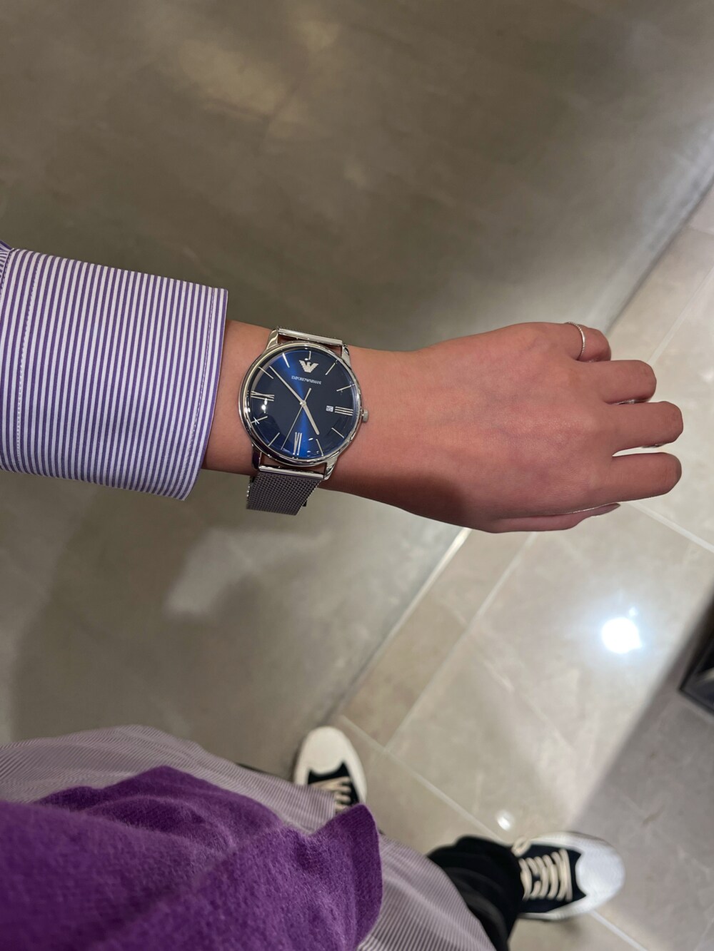 「休日コーデ、秋服準備はじめました、着回しコーデ、秋カラー、メンズライク、シャツスタイル、スラックス、いいね返し、おしゃれさんと繋がりたい、エンポリオアルマーニ、ENPORIO ARMANI、160cm、ニット、パープル、パープル×黒」｜「EMPORIO ARMANIのアイテム（スニーカー、ブラック系）」を使った、ROSEさん（レディース・160cm）の秋コーディネートの3枚目の写真