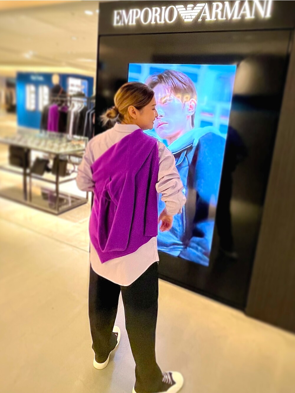 「休日コーデ、秋服準備はじめました、着回しコーデ、秋カラー、メンズライク、シャツスタイル、スラックス、いいね返し、おしゃれさんと繋がりたい、エンポリオアルマーニ、ENPORIO ARMANI、160cm、ニット、パープル、パープル×黒」｜「EMPORIO ARMANIのアイテム（スニーカー、ブラック系）」を使った、ROSEさん（レディース・160cm）の秋コーディネートの2枚目の写真