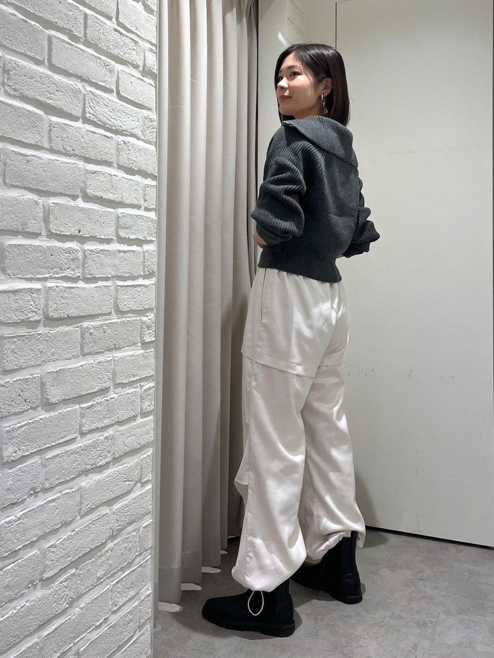 ホワイト系のカーゴパンツ、グレー系のカーディガン/ボレロ、シルバー系のネックレスを着用したレディースの秋コーディネートの3枚目の写真