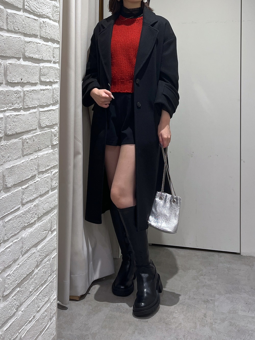 「秋服、秋服コーデ、休日スタイル、大人可愛い、ブーツスタイル、アウター、ロングスカート、ショートパンツ、ロングブーツ、ニット、クリスマス、シアートップス、赤ニット、ブラック、コート」｜「FREE'S MARTの◆バックオープンローゲージニット（ニット/セーター、レッド系）」を使った、mizukiさん（レディース・162cm）の秋コーディネートの3枚目の写真