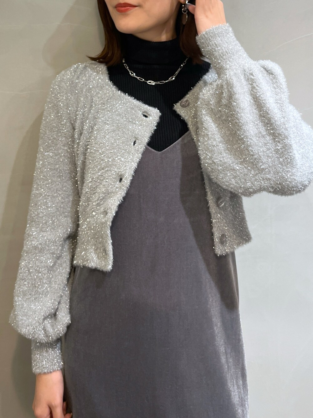 グレー系のワンピース、ブラック系のニット/セーター、グレー系のニット/セーターを着用したレディースの秋コーディネートの5枚目の写真