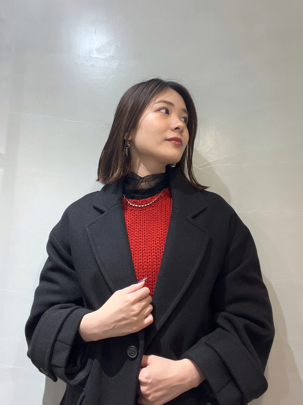 「秋服、秋服コーデ、休日スタイル、大人可愛い、ブーツスタイル、アウター、ロングスカート、ショートパンツ、ロングブーツ、ニット、クリスマス、シアートップス、赤ニット、ブラック、コート」｜「FREE'S MARTの◆バックオープンローゲージニット（ニット/セーター、レッド系）」を使った、mizukiさん（レディース・162cm）の秋コーディネートの5枚目の写真