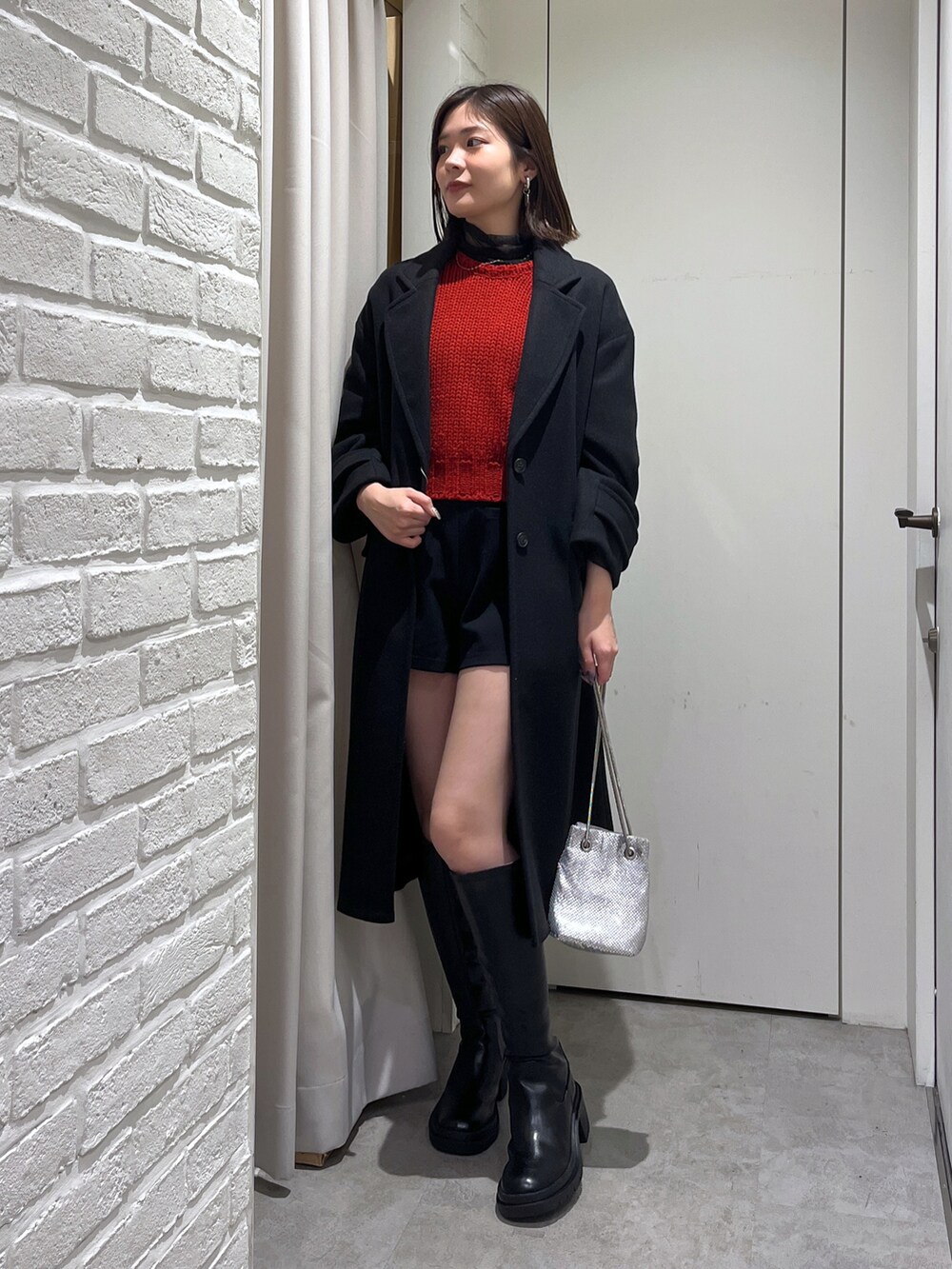 「秋服、秋服コーデ、休日スタイル、大人可愛い、ブーツスタイル、アウター、ロングスカート、ショートパンツ、ロングブーツ、ニット、クリスマス、シアートップス、赤ニット、ブラック、コート」｜「FREE'S MARTの◆バックオープンローゲージニット（ニット/セーター、レッド系）」を使った、mizukiさん（レディース・162cm）の秋コーディネートの4枚目の写真