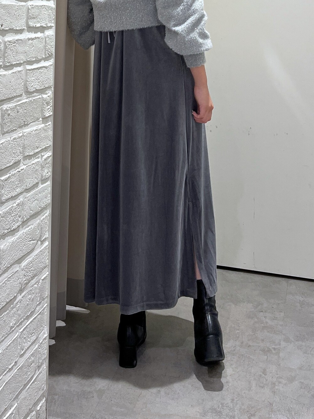 グレー系のワンピース、ブラック系のニット/セーター、グレー系のニット/セーターを着用したレディースの秋コーディネートの4枚目の写真