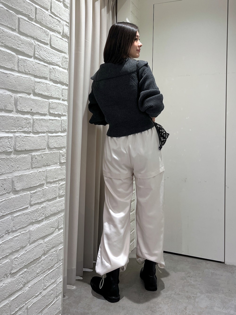 ホワイト系のカーゴパンツ、グレー系のカーディガン/ボレロ、シルバー系のネックレスを着用したレディースの秋コーディネートの4枚目の写真