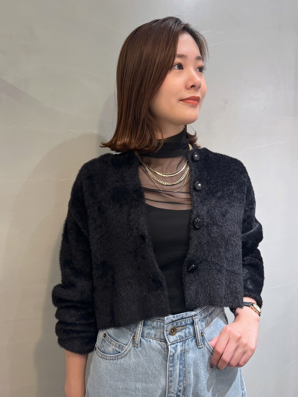 ブラック系のニット/セーター、ブラック系のキャミソール、ブラック系のTシャツ/カットソーを着用したレディースの秋コーディネートの3枚目の写真