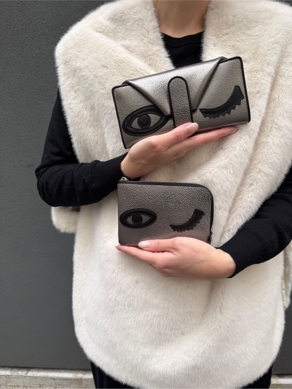 シルバー系の財布、シルバー系の財布を着用したレディースの秋コーディネートの7枚目の写真