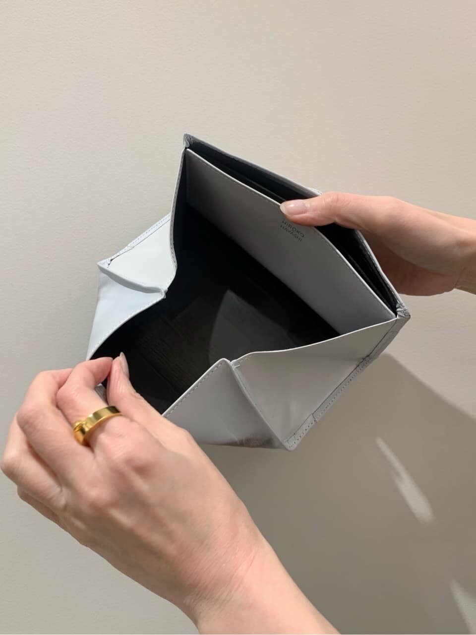 グレー系の財布、グレー系の財布を着用したレディースの春コーディネートの5枚目の写真