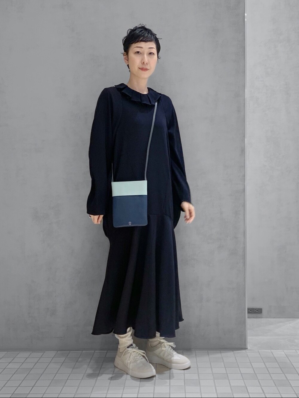 ブラック系のショルダーバッグを着用したレディースの冬コーディネートの3枚目の写真