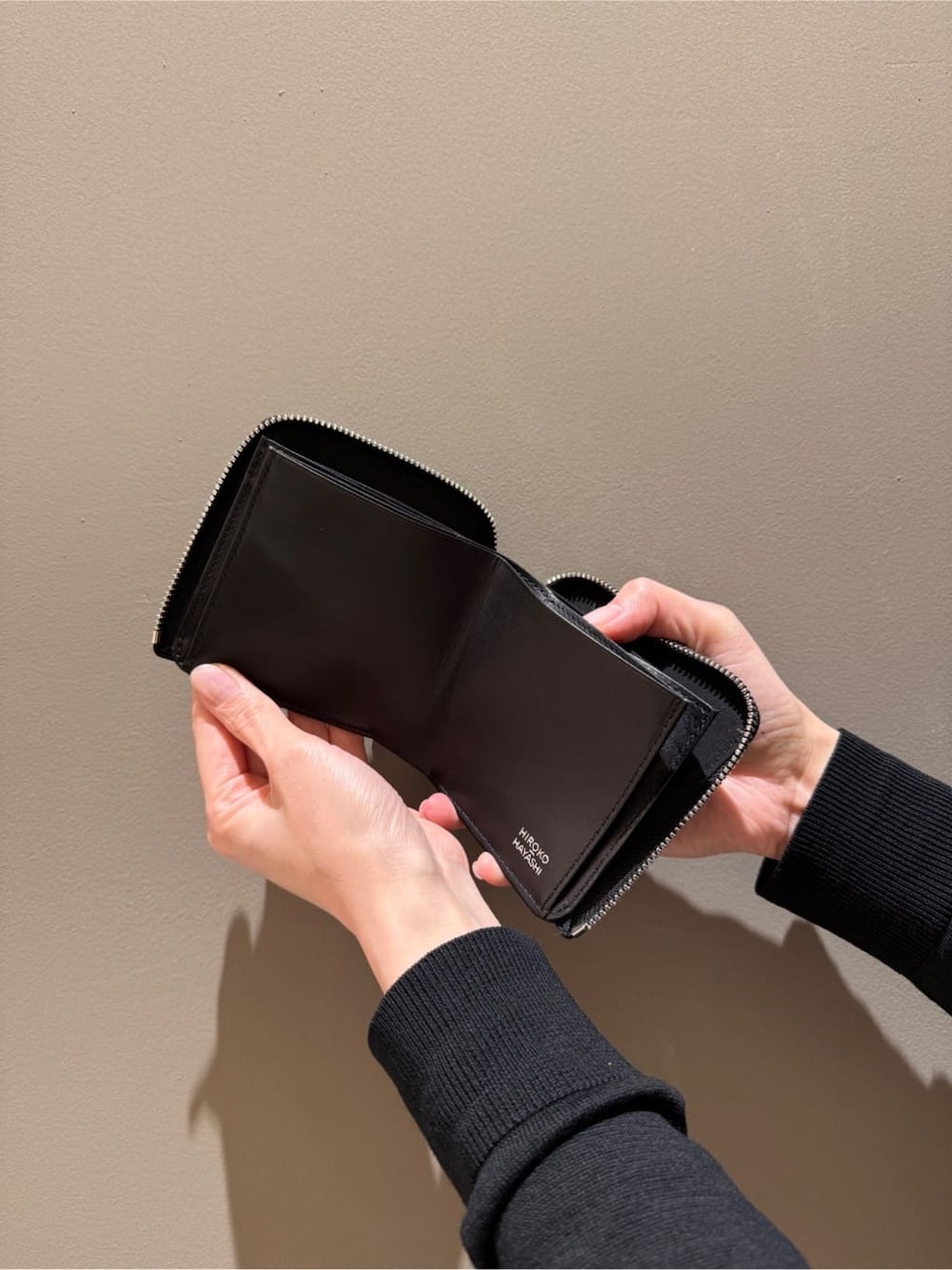 ブラック系の財布、レッド系の財布を着用したレディースの春コーディネートの5枚目の写真