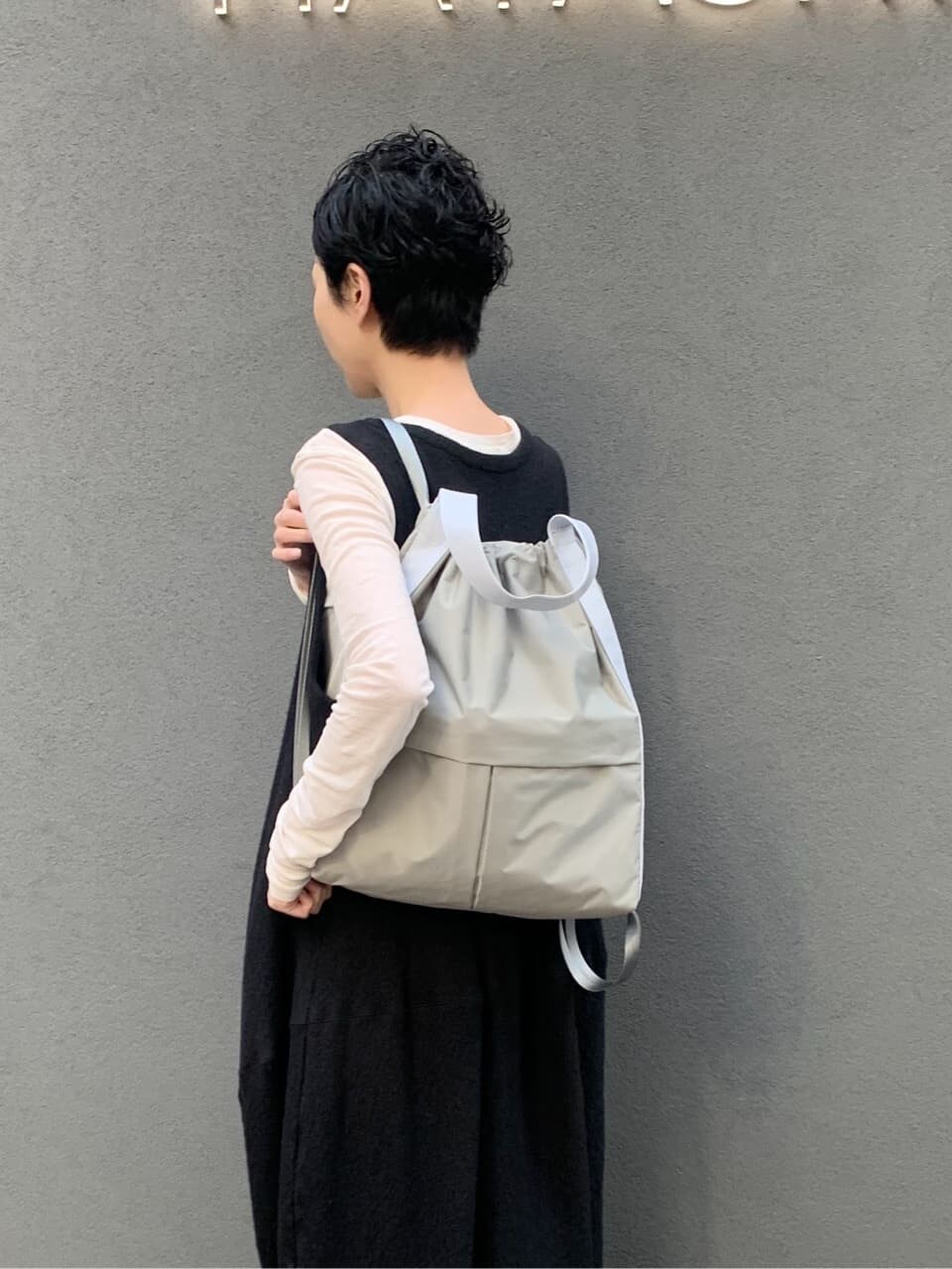 グリーン系のバックパック/リュックを着用したレディースの春コーディネートの5枚目の写真