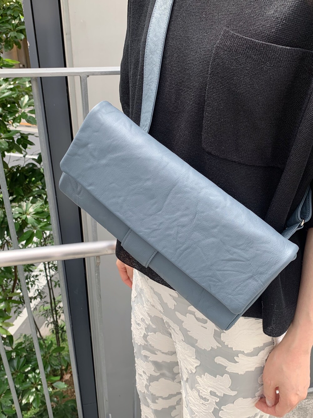 ブルー系のショルダーバッグを着用したレディースの夏コーディネートの3枚目の写真