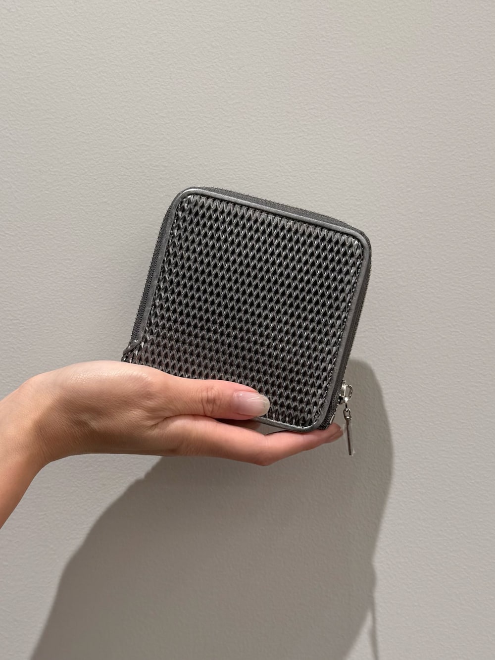 シルバー系の財布、シルバー系の財布を着用したレディースの夏コーディネートの6枚目の写真