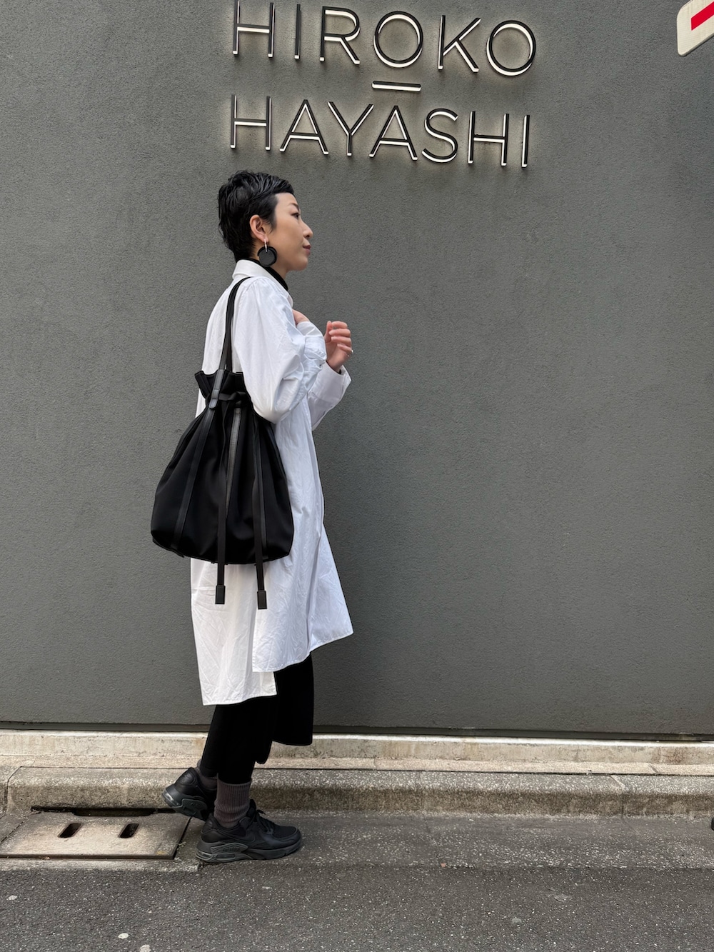 ブラック系のトートバッグを着用したレディースの冬コーディネートの3枚目の写真