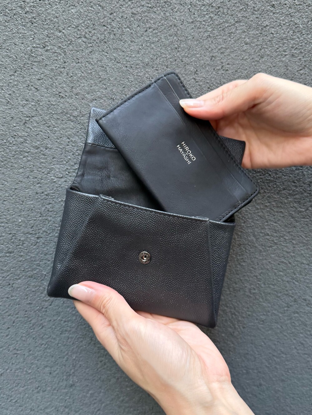 グレー系の財布、グレー系の財布を着用したレディースの秋コーディネートの8枚目の写真