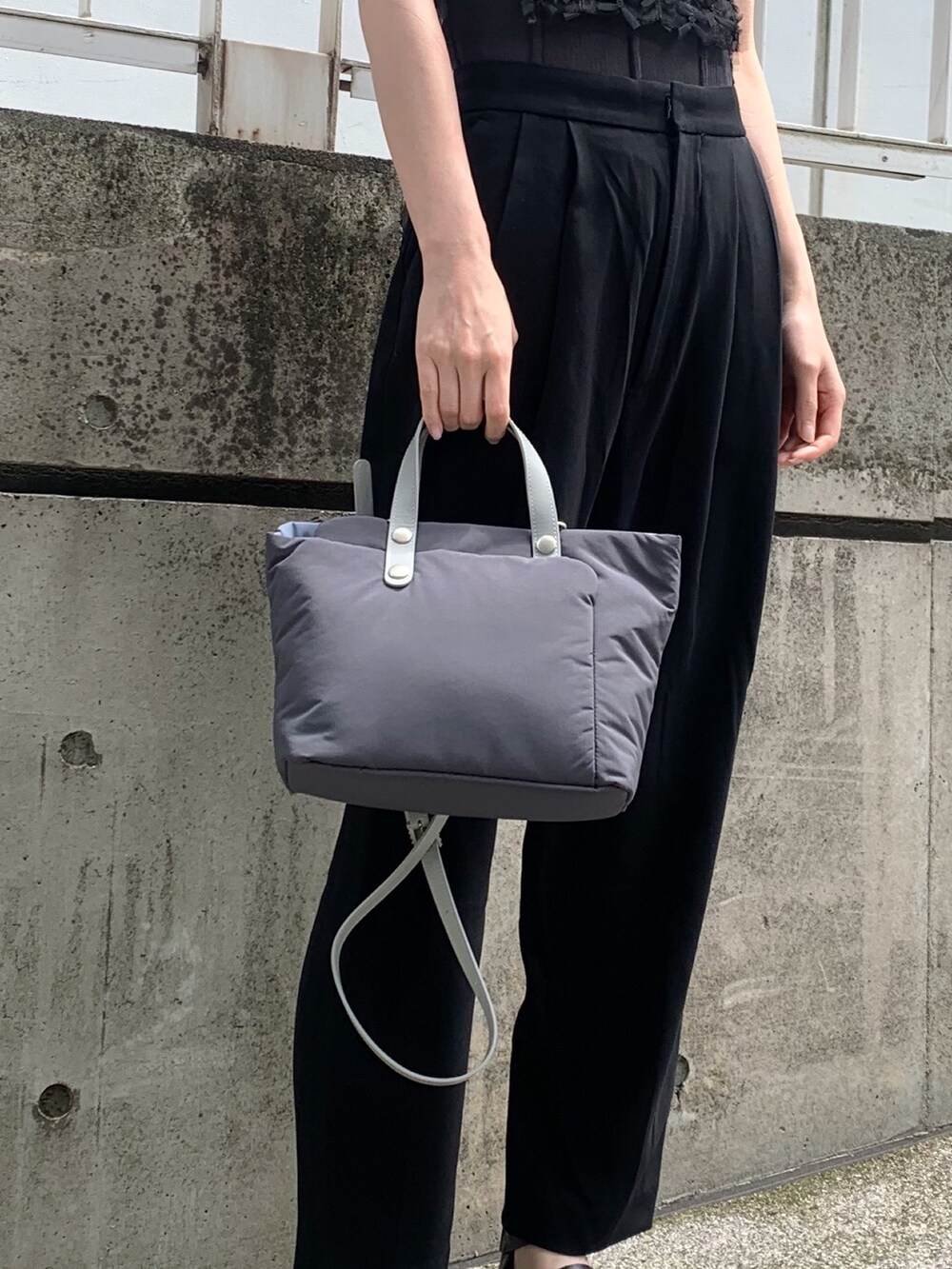 グレー系のショルダーバッグを着用したレディースの夏コーディネートの3枚目の写真