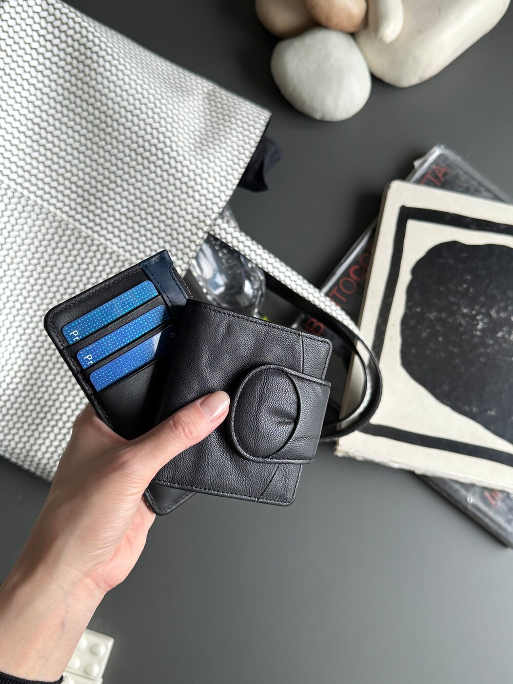 ホワイト系のトートバッグ、グレー系の財布、シルバー系の財布を着用したレディースの秋コーディネートの7枚目の写真