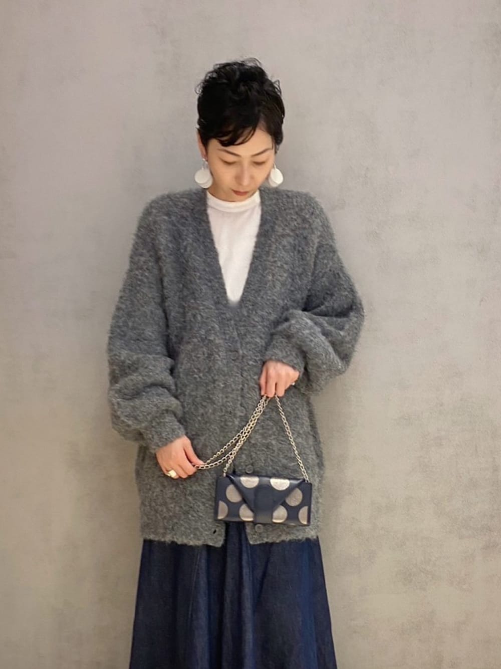 ブルー系の財布、シルバー系のキーケース/キーアクセサリーを着用したレディースの秋コーディネートの2枚目の写真