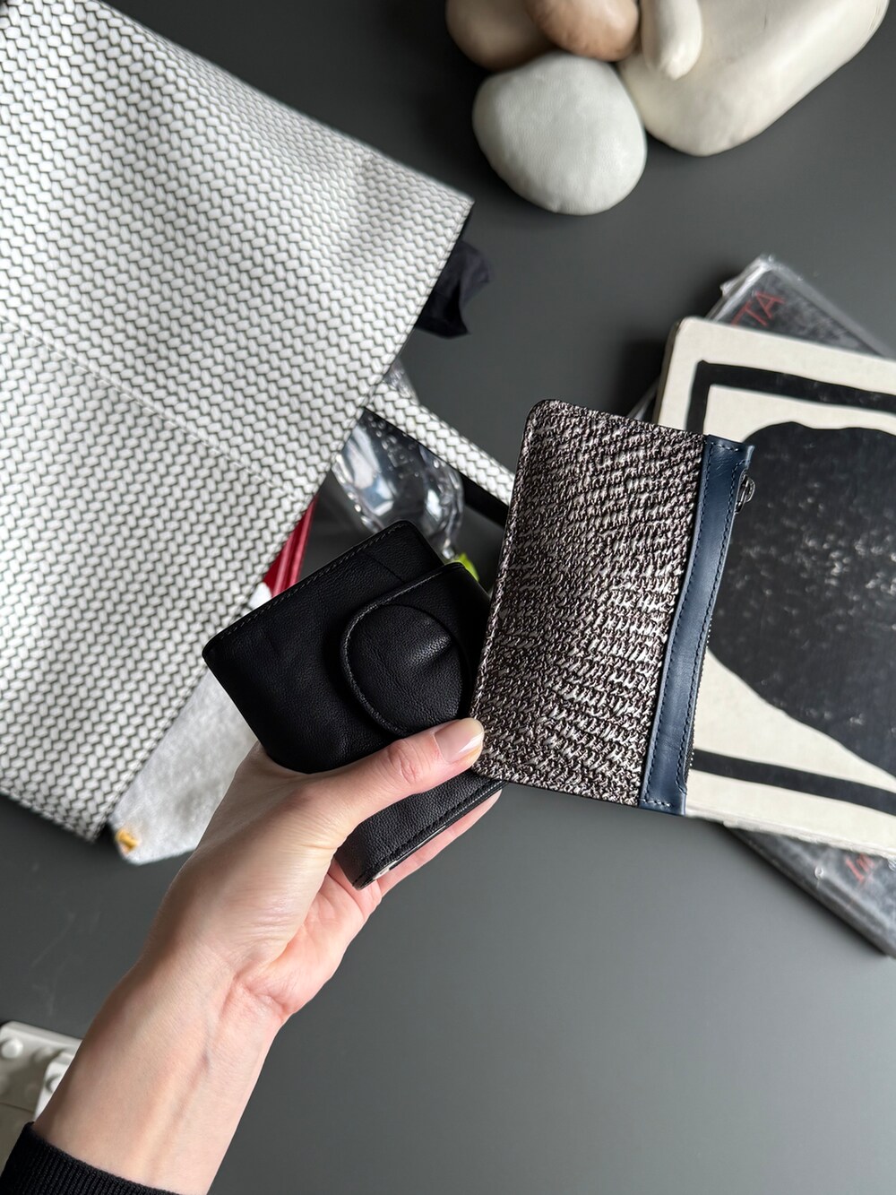ホワイト系のトートバッグ、グレー系の財布、シルバー系の財布を着用したレディースの秋コーディネートの6枚目の写真