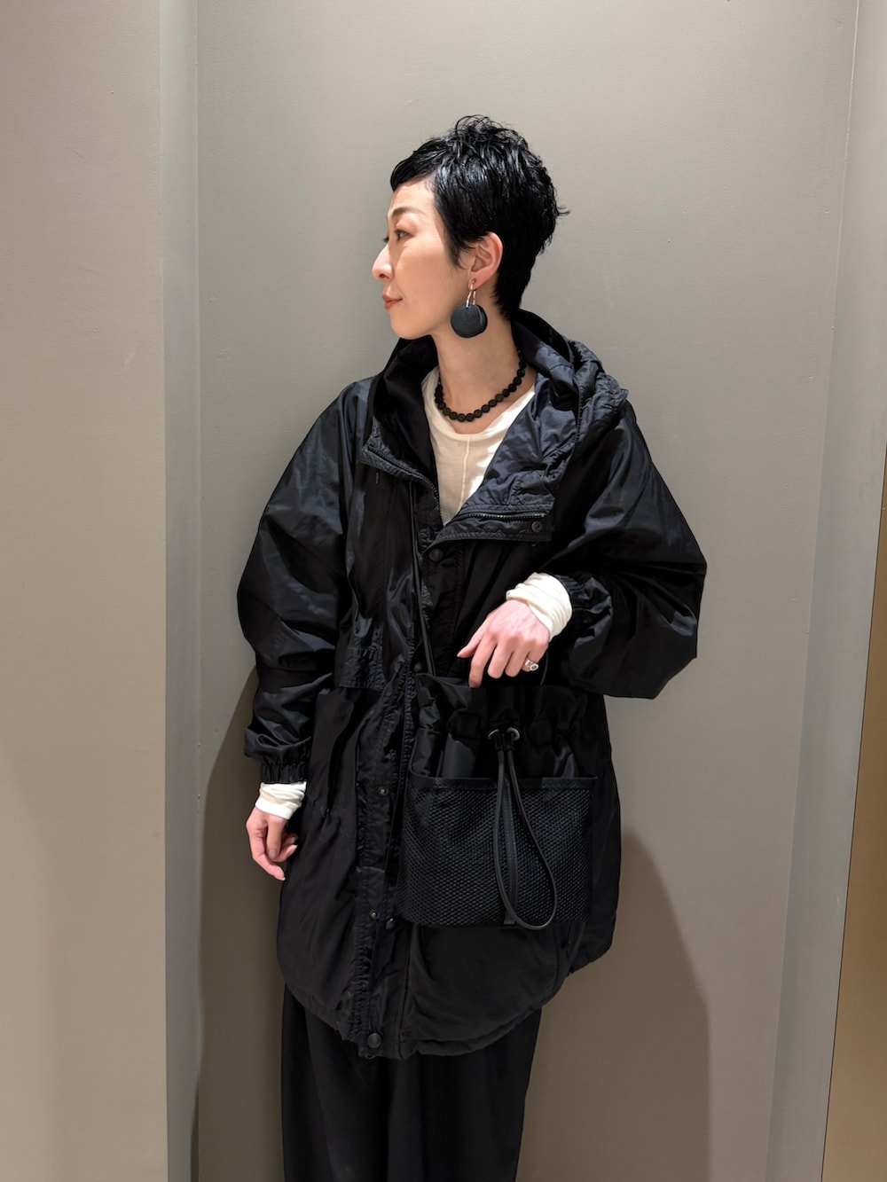 ブラック系のショルダーバッグ、シルバー系のリング、シルバー系のリングを着用したレディースの春コーディネートの5枚目の写真