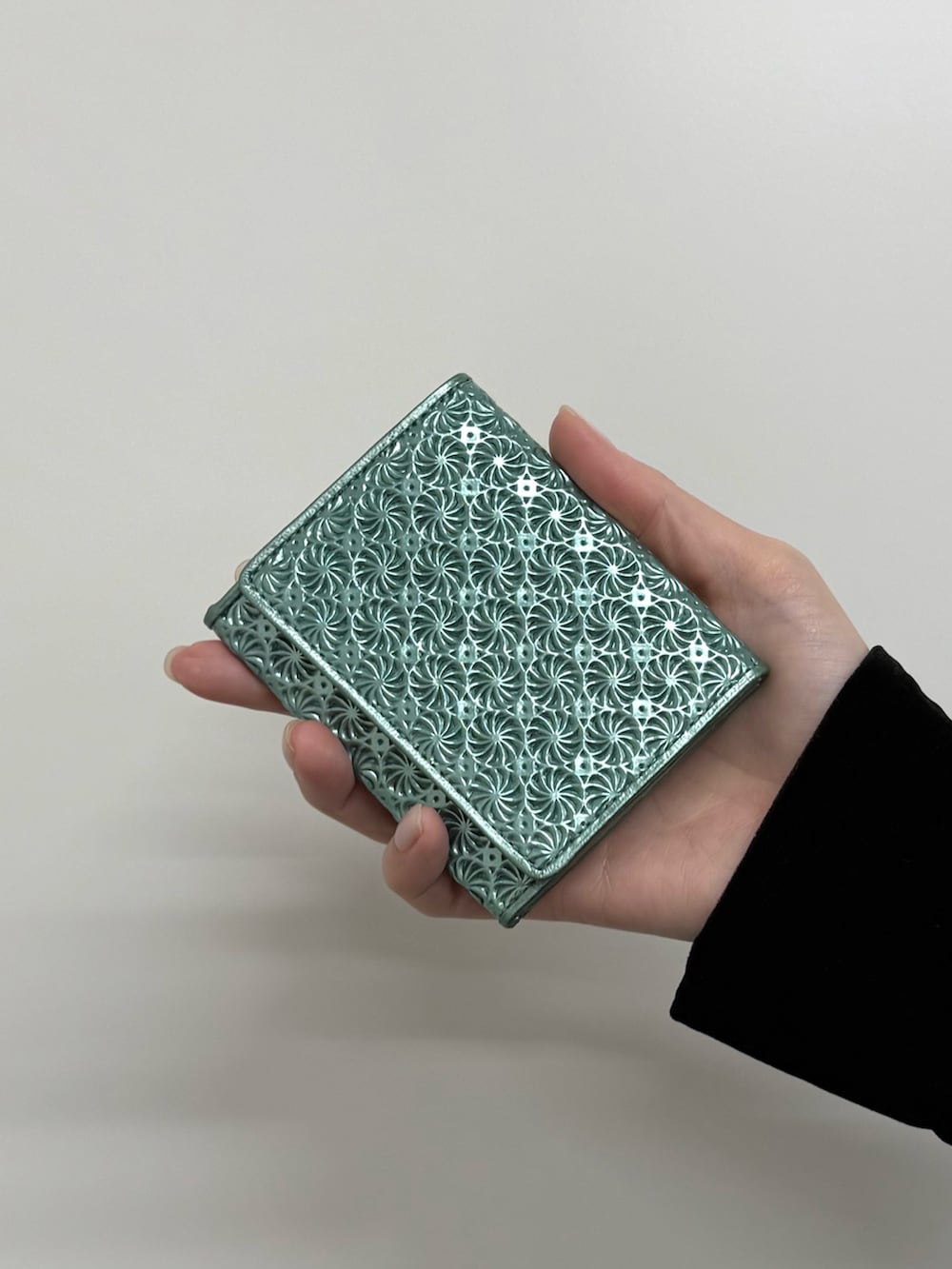 グリーン系の財布、グリーン系の財布を着用したレディースの秋コーディネートの4枚目の写真