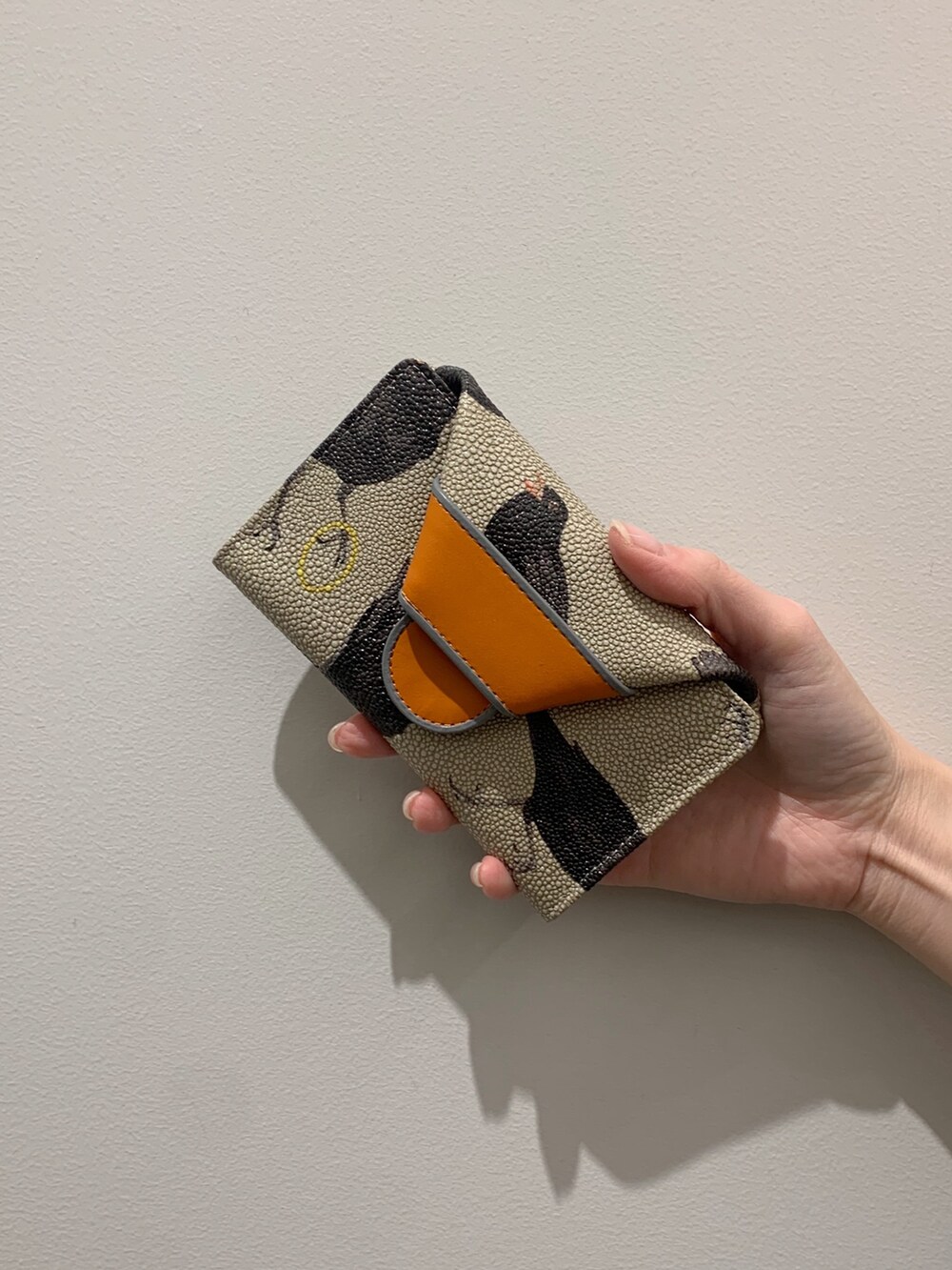 オレンジ系の財布、オレンジ系の財布を着用したレディースの春コーディネートの6枚目の写真