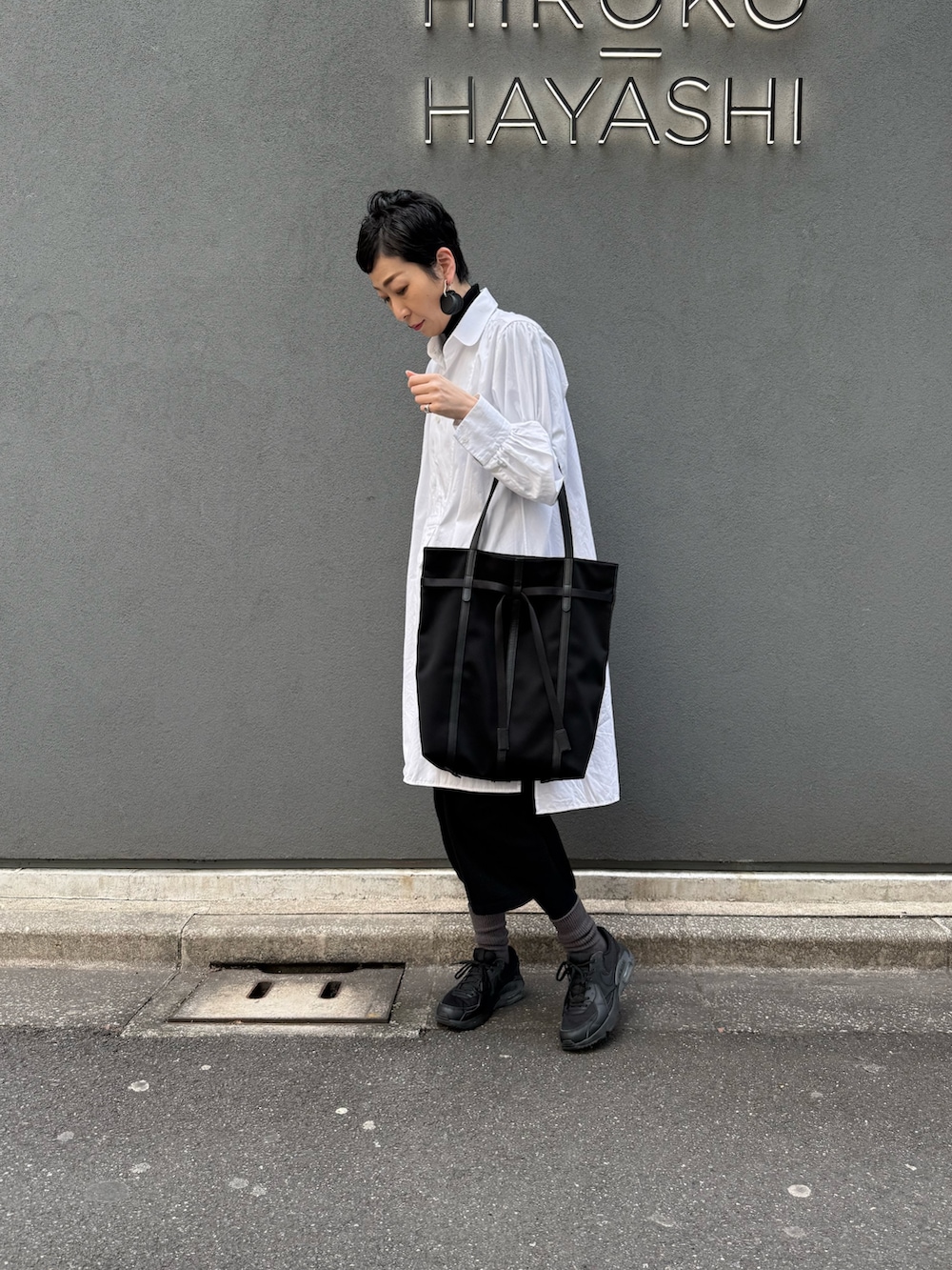 ブラック系のトートバッグを着用したレディースの冬コーディネートの7枚目の写真