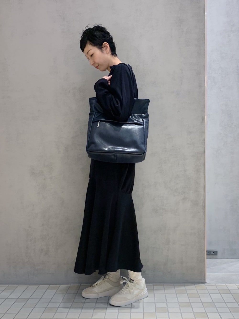 ブルー系のトートバッグを着用したレディースの夏コーディネートの4枚目の写真