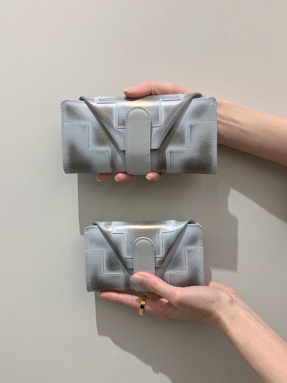 グレー系の財布、グレー系の財布を着用したレディースの春コーディネートの3枚目の写真