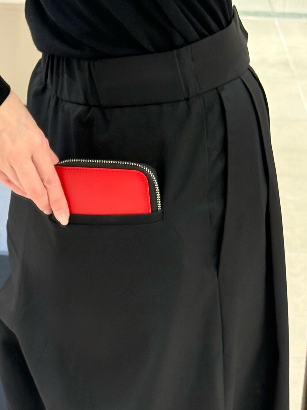 レッド系の財布、ブラック系の財布を着用したレディースの春コーディネートの7枚目の写真