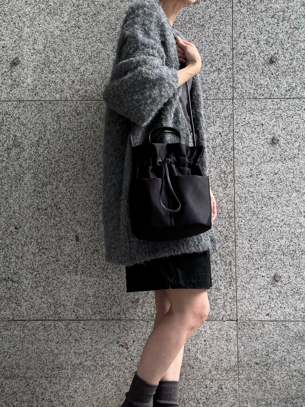 ブラック系のショルダーバッグを着用したレディースの秋コーディネートの5枚目の写真