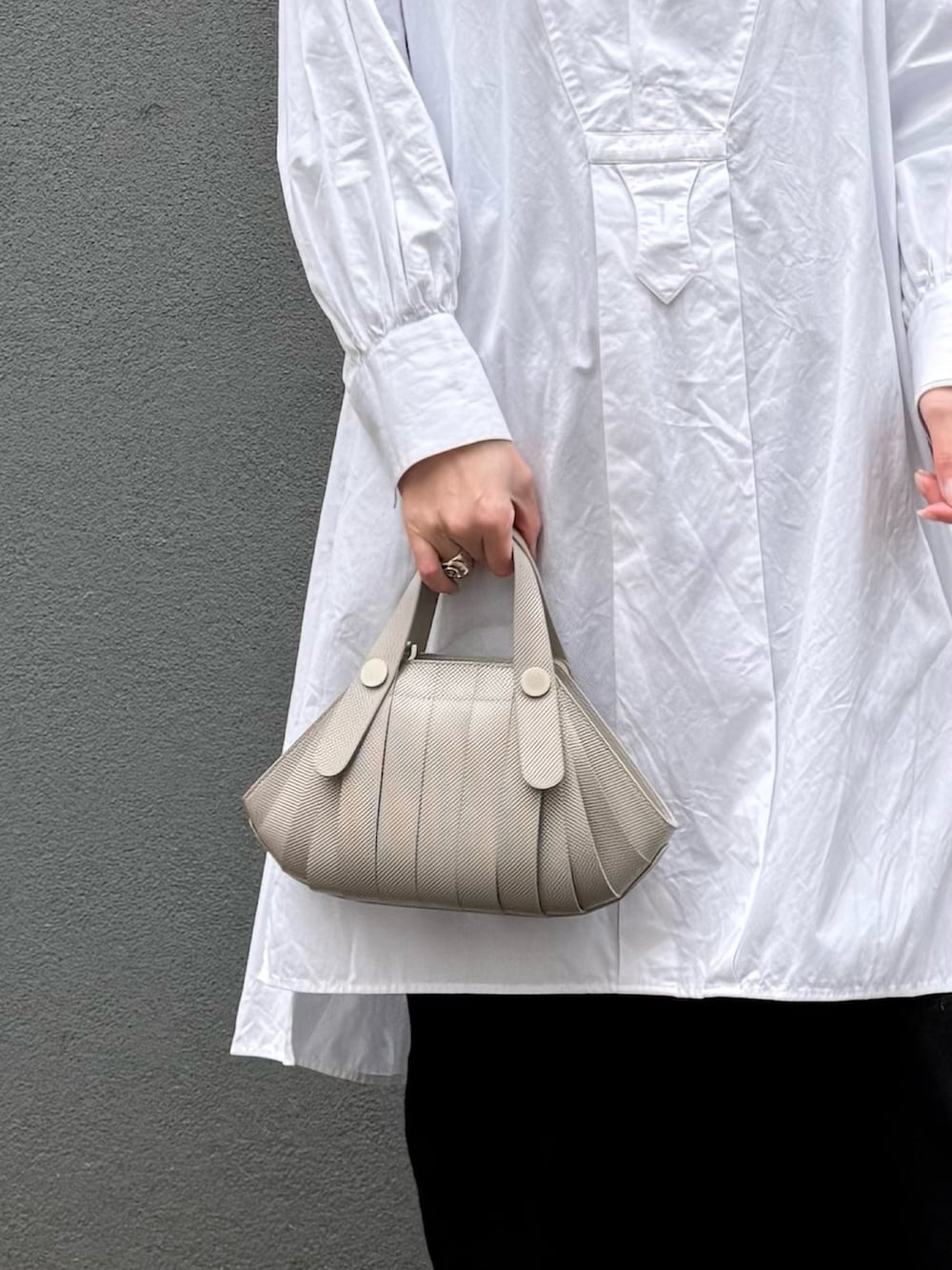 ベージュ系のショルダーバッグを着用したレディースの冬コーディネートの5枚目の写真