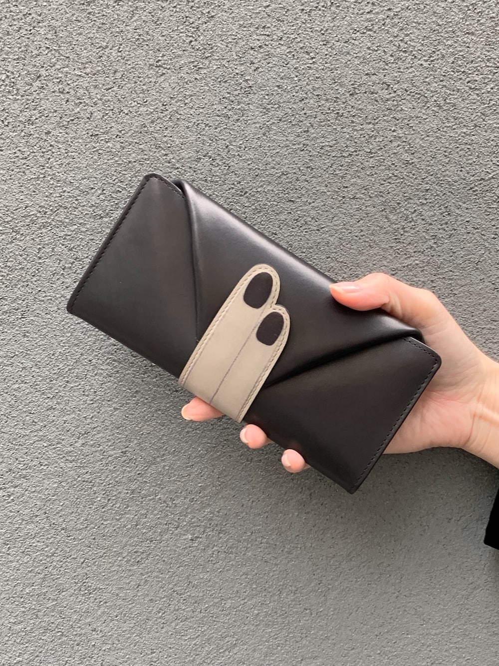 ブラック系の財布、ブラック系の財布を着用したレディースの春コーディネートの9枚目の写真