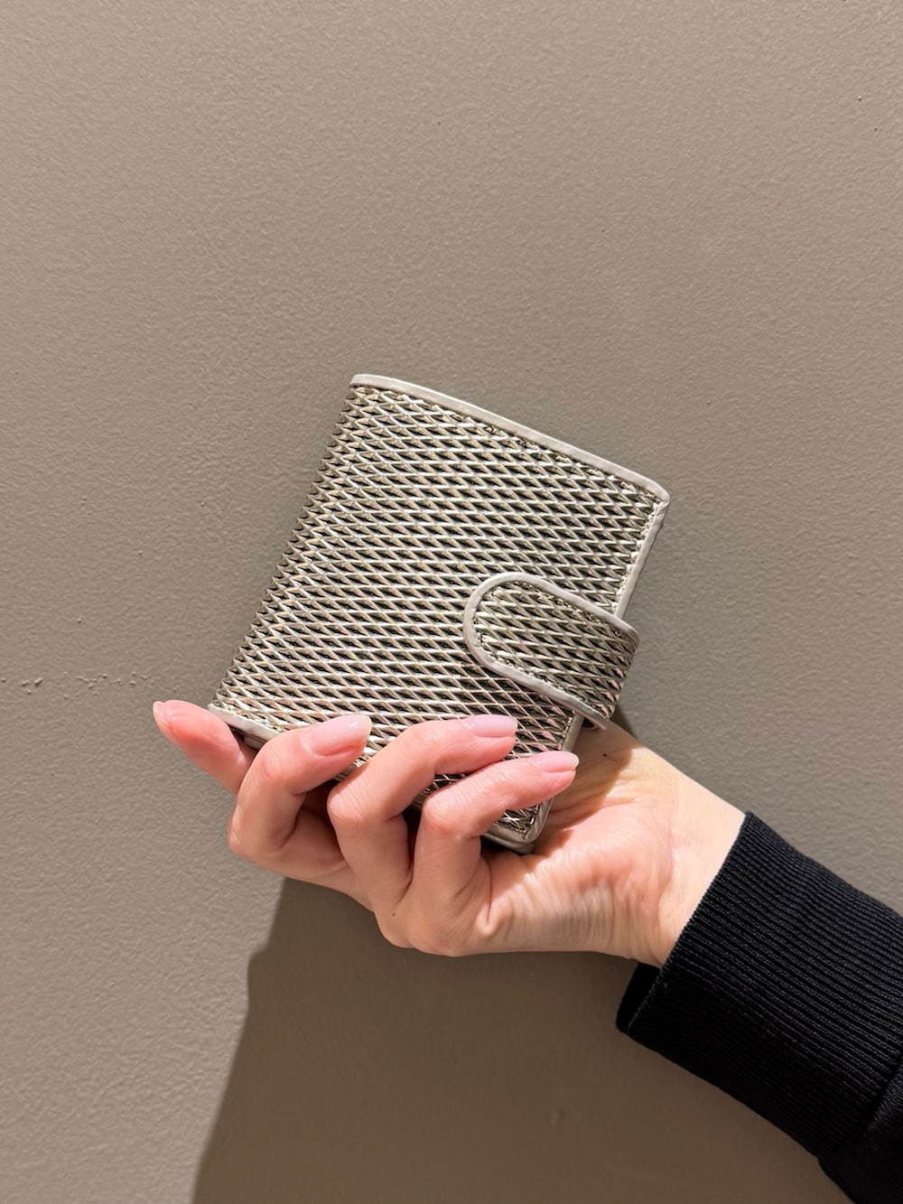 ゴールド系の財布、ゴールド系の財布を着用したレディースの春コーディネートの3枚目の写真