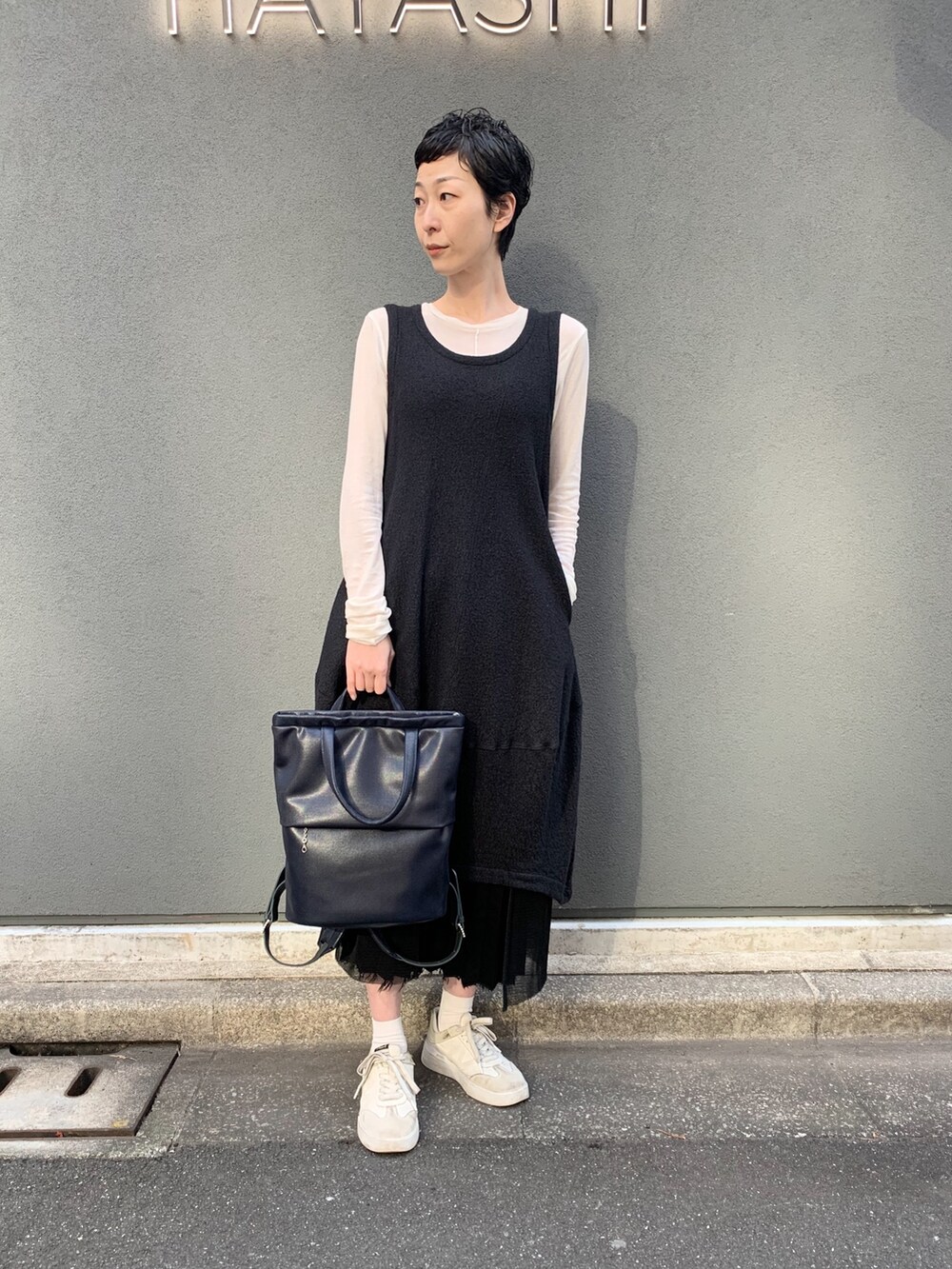 ブルー系のバックパック/リュックを着用したレディースの春コーディネートの3枚目の写真