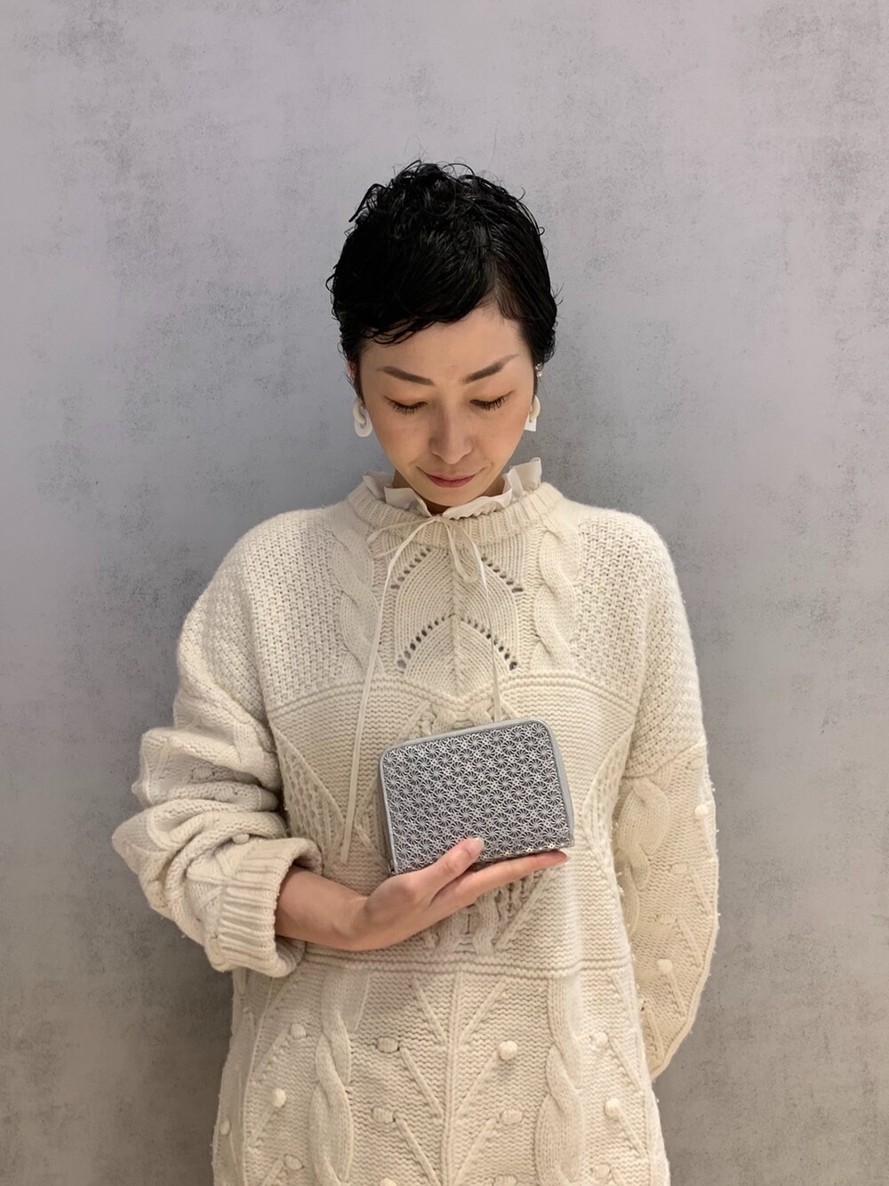 シルバー系の財布、ブラック系の財布を着用したレディースの春コーディネートの2枚目の写真