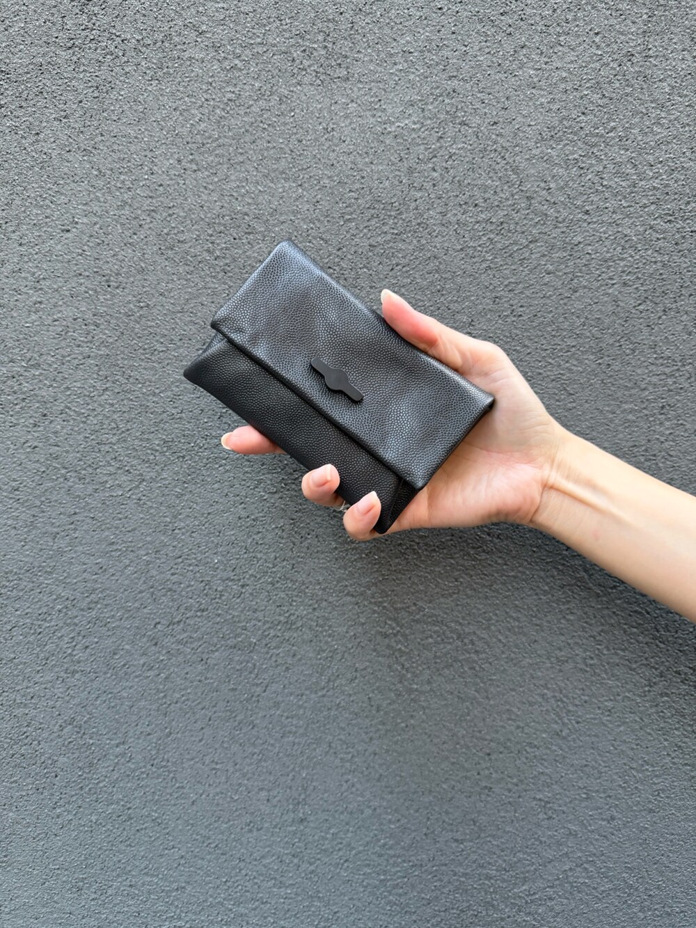 グレー系の財布、グレー系の財布を着用したレディースの秋コーディネートの5枚目の写真