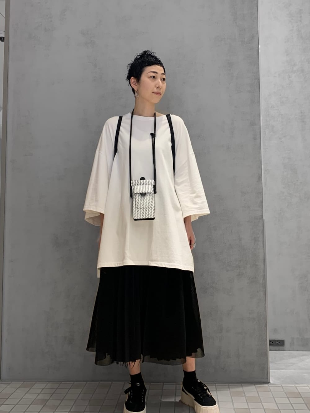 「ヒロコハヤシ、HIROKO HAYASHI、スマホポシェット、リュック、モノトーン、ビッグシルエット、スニーカー、休日スタイル、旅行、オッティカ、ルイーニ、ナップサック、ミニショルダーバッグ」｜「HIROKO HAYASHIのLUINI（ルイーニ）2wayナップサック（バックパック/リュック、ブルー系）」を使った、Kさん（レディース・170cm）の夏コーディネートの2枚目の写真