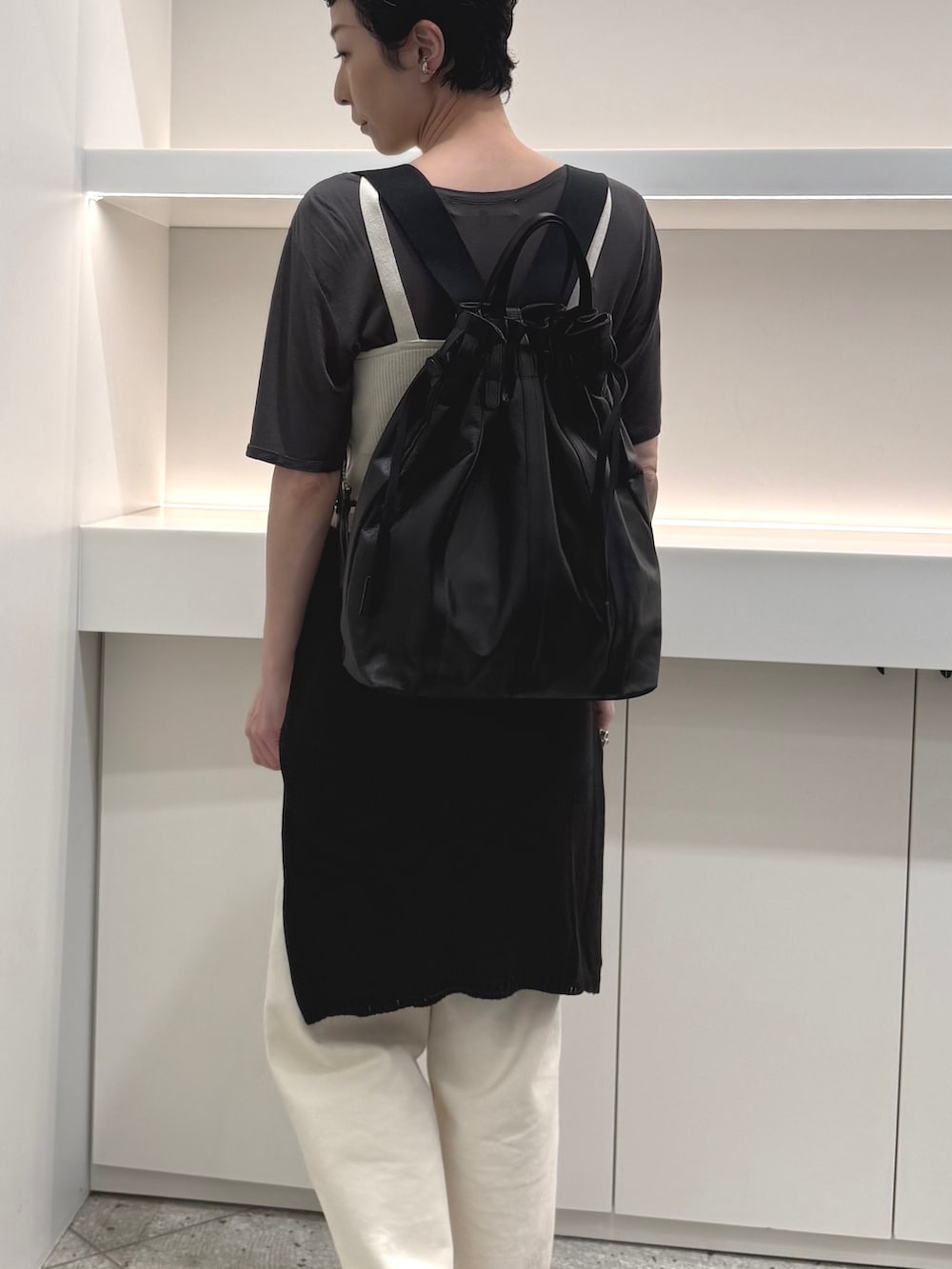 ブラック系のバックパック/リュックを着用したレディースの夏コーディネートの4枚目の写真