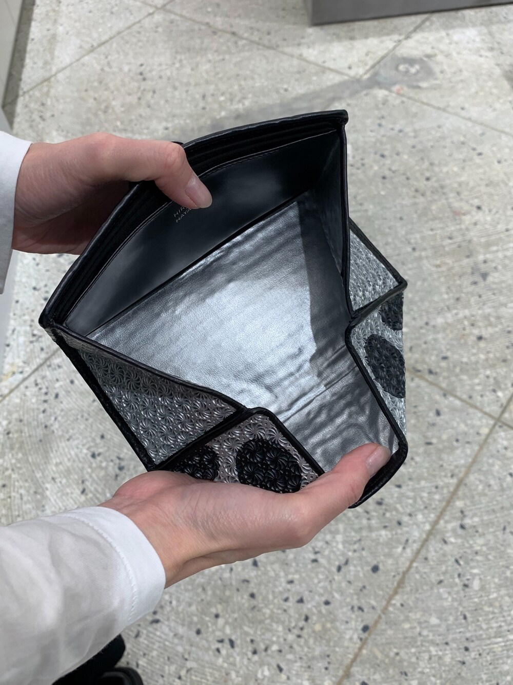 シルバー系の財布、シルバー系の財布を着用したレディースの秋コーディネートの6枚目の写真