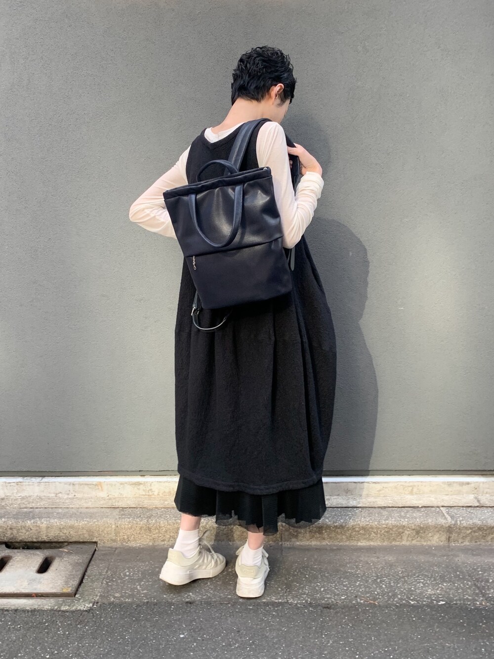 ブルー系のバックパック/リュックを着用したレディースの春コーディネートの2枚目の写真