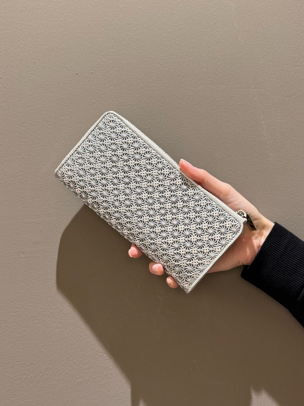 シルバー系の財布、ゴールド系の財布を着用したレディースの春コーディネートの2枚目の写真