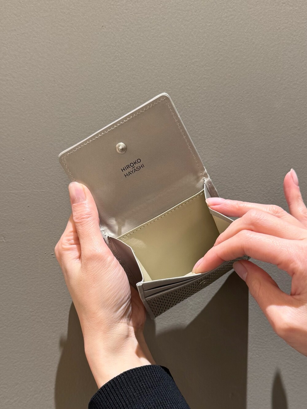 ゴールド系の財布、ゴールド系の財布を着用したレディースの春コーディネートの10枚目の写真